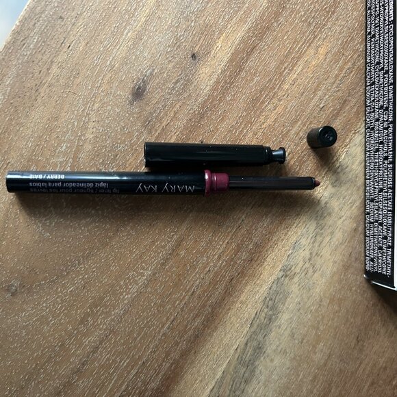 Mary Kay Lip Liner Berry with Built in Sharpener - Picture 7 of 8